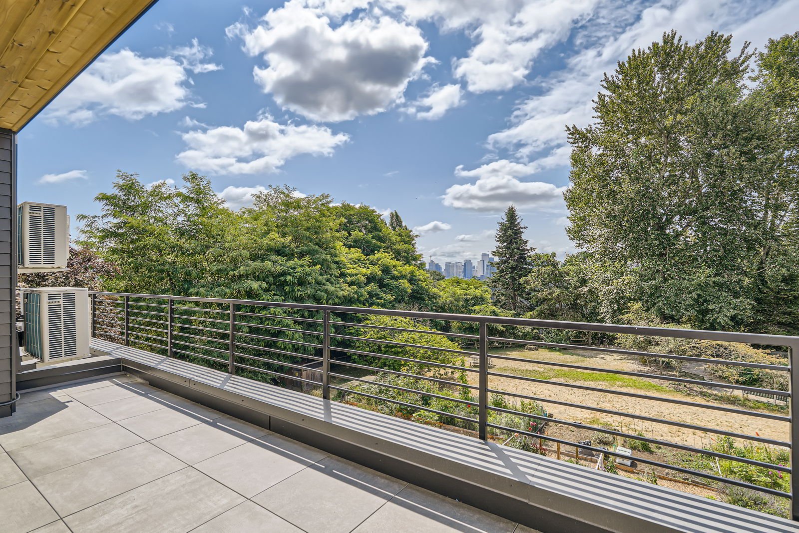 515 Howe St Seattle thumbnail 3