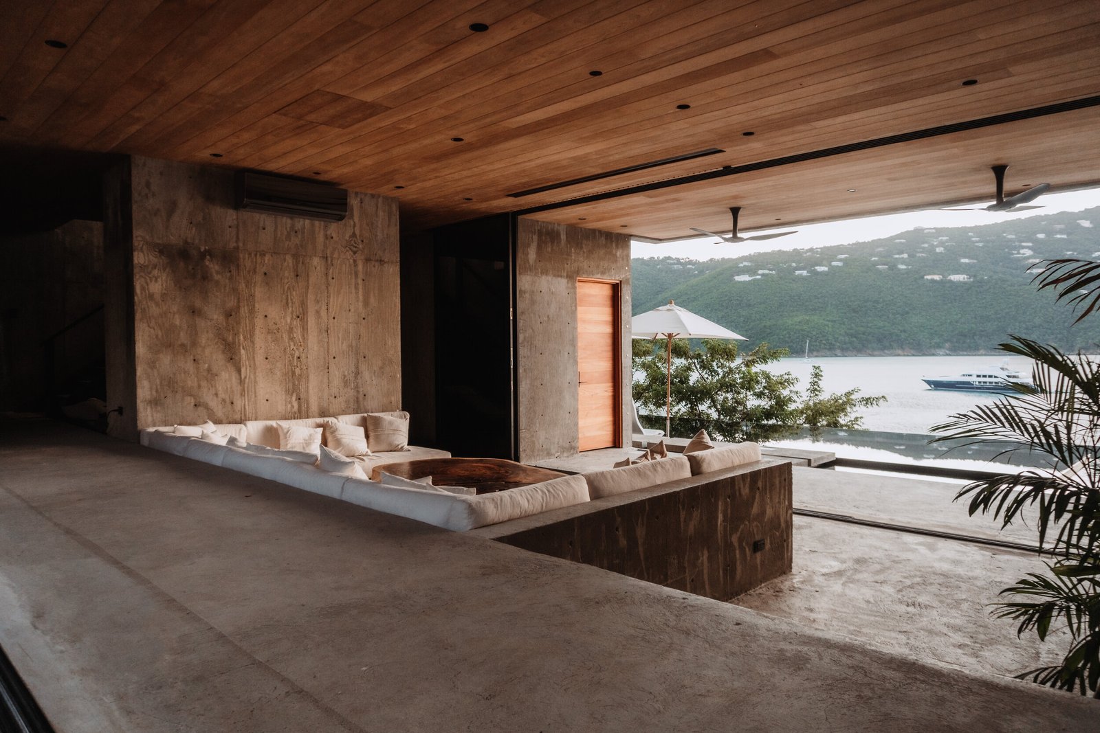 VI HOUSE thumbnail 8